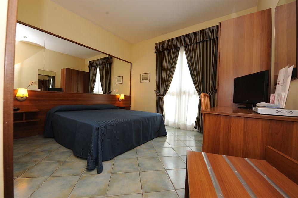 Hotel Palacavicchi Ciampino Buitenkant foto